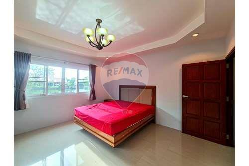 3 Bed 2 Bath Stunning Lake View Villa in Hua Hin Soi 112 For Sale