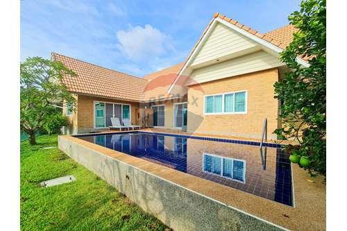 3 Bed 2 Bath Stunning Lake View Villa in Hua Hin Soi 112 For Sale