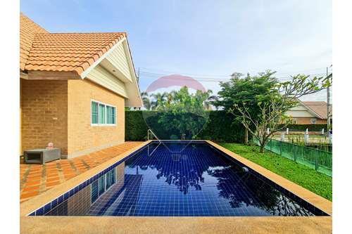 3 Bed 2 Bath Stunning Lake View Villa in Hua Hin Soi 112 For Sale