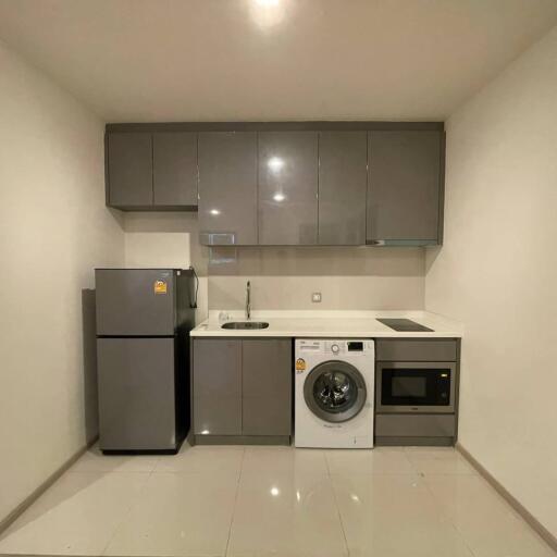 For rent urgently 🔥 2 bed 2 bath, lots of usable space. Good Price Hurry Up! | GEN 096-610-4566