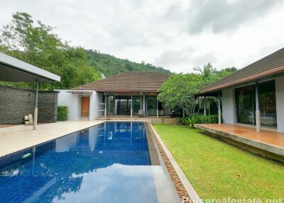 Amazing Golf Course Pool Villa for Sale in Kathu