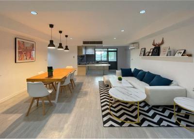 Spacious modern condominium  5-bedroom, ideal for families close to Promphong BTS. - 920071058-266