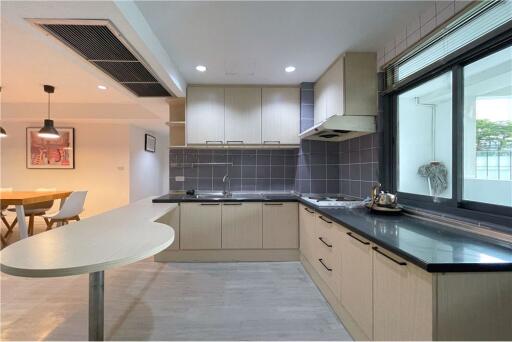 Spacious modern condominium  5-bedroom, ideal for families close to Promphong BTS. - 920071058-266