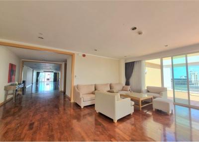 Penthouse Duplex for Rent: Pet-Friendly & Steps Away from BTS Phrom Phong