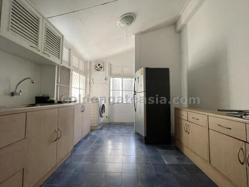 2-Bedrooms plus study room - single house with garden - Phloen Chit BTS