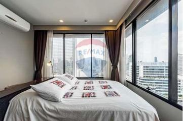 Affordable Luxury at M Silom: Spacious Rooms and Prime Location near BTS Chong Nonsi