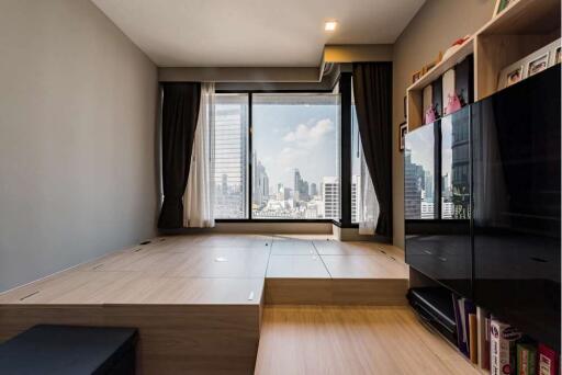 Affordable Luxury at M Silom: Spacious Rooms and Prime Location near BTS Chong Nonsi