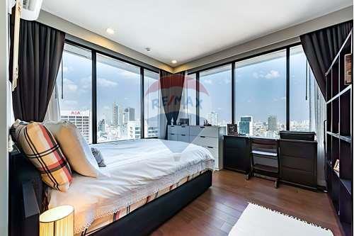 Affordable Luxury at M Silom: Spacious Rooms and Prime Location near BTS Chong Nonsi