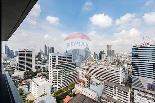 Affordable Luxury at M Silom: Spacious Rooms and Prime Location near BTS Chong Nonsi