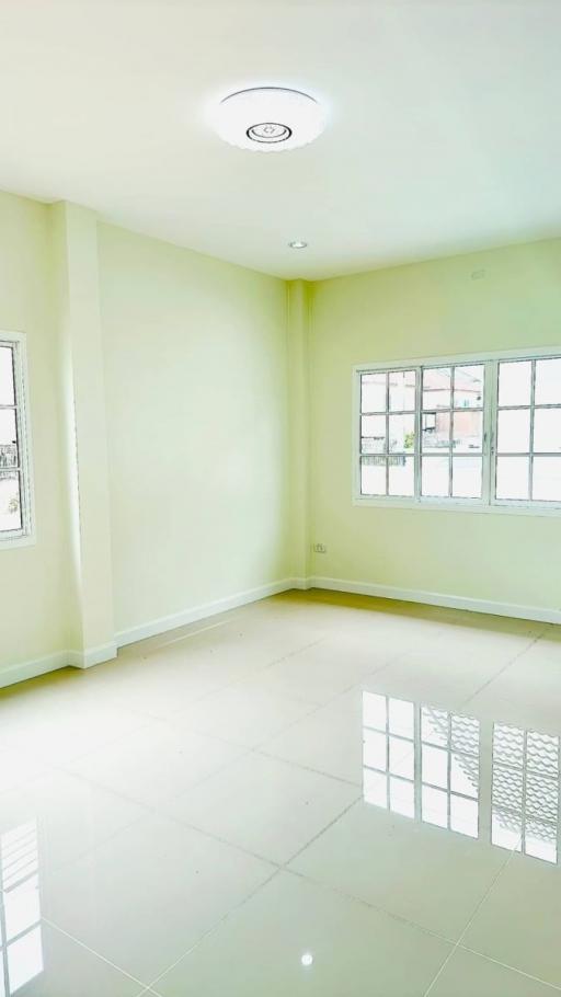 House for sale in Sriracha, newly built, next to Nong Kho Reservoir.