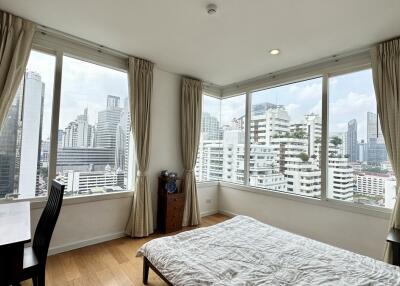 Well-Sized 1-Bedroom Condo Asoke