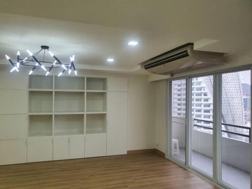 3 Bedrooms 3 Bathrooms Size 330sqm. Wattana Heights for Rent 130,000 THB