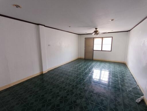 Commercial Building directly on Soi Khao Noi