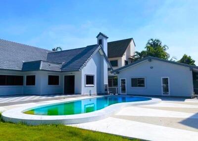 บ้านสวยพร้อมสระว่ายน้ำและสวน