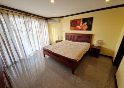 Spacious 2 bedroom apartment with pool view