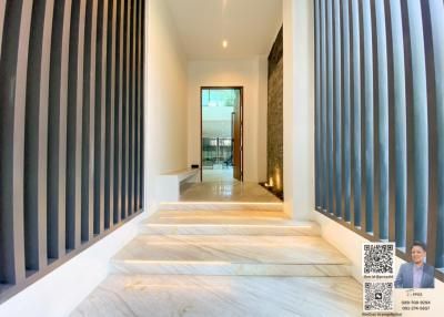 Selling a modern-style house in a village with a swimming pool, located in Thonglor Soi Sukhumvit 55