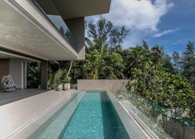 Monochromatic 3 Bedrooms Villa with the Private Beach