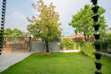 Sigle house with wide yard for sale located Sutthisan MRT station