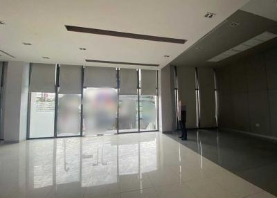 For Rent Bangkok Retail Sathon MRT Hua Lamphong Bang Rak