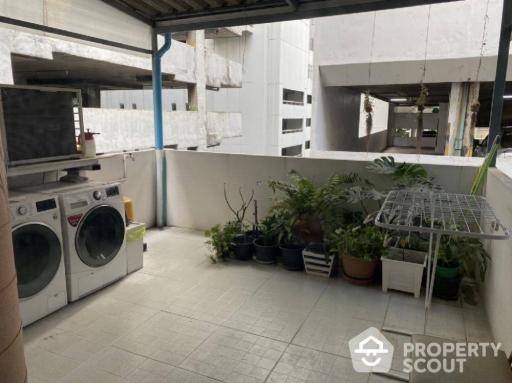 Commercial for Sale in Khlong Toei Nuea