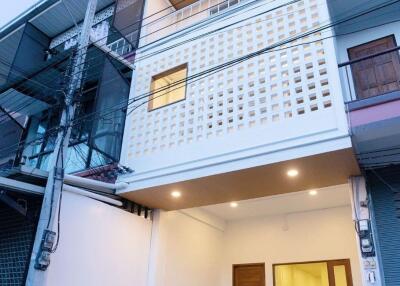 3 Story Townhouse with Doi Suthep View for Sale in Mae hia