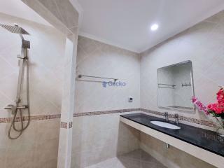 2 Bedrooms Condo in View Talay Residence 5 Pratumnak C010518