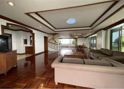 Duplex 5 bedrooms for rent in Promphong