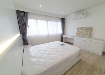 Silom Condominium near BTS Saladaeng & MRT Silom 2-Bedroom 2-Bathroom Fully-Furnished Condo for Rent