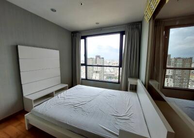 Fuse Sathorn-Taksin 1-Bedroom 1-Bathroom Fully-Furnished Condo for Rent