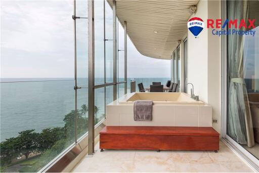 Seaview Luxury 3 Bedroom Apartment in The Cove