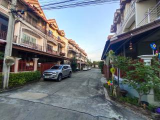 3-story townhouse, Nonsi Place Village.