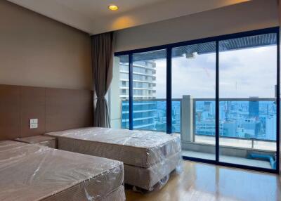 The Royal Maneeya 2 bedroom condo for sale and rent