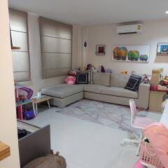 280 ตรม., 3 ห้องนอน, 4 ห้องน้ำ บ้าน ราคา ฿ 19,500,000