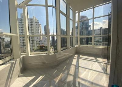 Penthouse for sale with tenant at Moon Tower