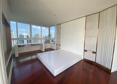 Penthouse for sale with tenant at Moon Tower