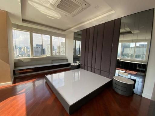 Penthouse for sale with tenant at Moon Tower