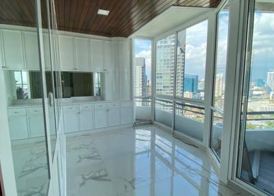 Penthouse for sale with tenant at Moon Tower