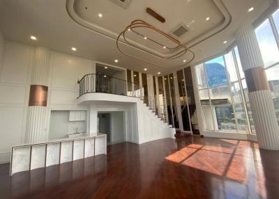 Penthouse for sale with tenant at Moon Tower