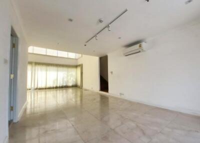 Baan Ploenchit 3 bedroom penthouse for sale with tenant