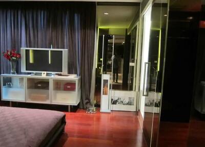 2 bedroom condo for sale at Manhattan Chidlom