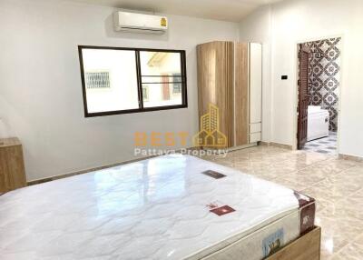 4 Bedrooms Villa / Single House in Natheekarn Park View Mabprachan Lake H011378