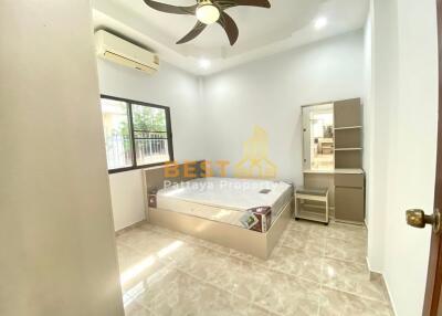 4 Bedrooms Villa / Single House in Natheekarn Park View Mabprachan Lake H011378