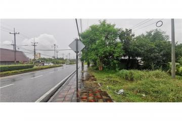 ที่ดินติดถนนสองด้านใกล้ท่าเรือแหลมฉบังพร้อมร้านค้า