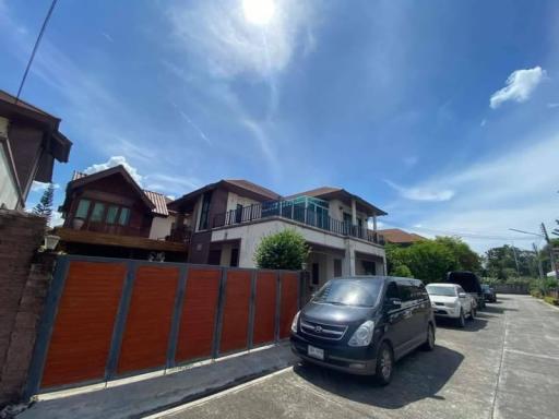 2nd hand house for sale in Chonburi 2-story house with private swimming pool