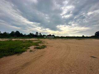 Offer a beautiful large plot of land next to the road Motorway 7 , Bang Lamung, Chonburi