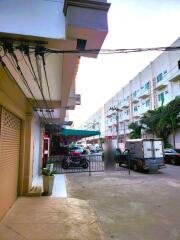 Commercial building in Soi Arunothai for sale