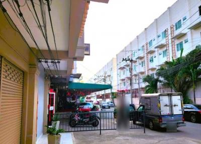 Commercial building in Soi Arunothai for sale