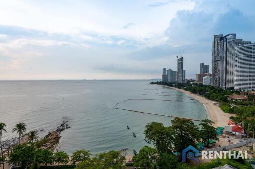 เพนท์เฮาส์ริมชายหาดในวงศ์อมาตย์ พร้อมทางเข้าชายหาดส่วนตัว!