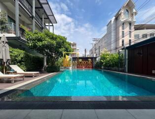 2 Bedroom Apartment in Phloenchit