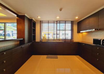 3 Bedroom Apartment in Phloenchit